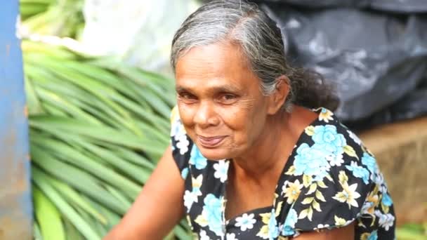 Pazar itibariyle yerel yaşlı kadın — Stok video