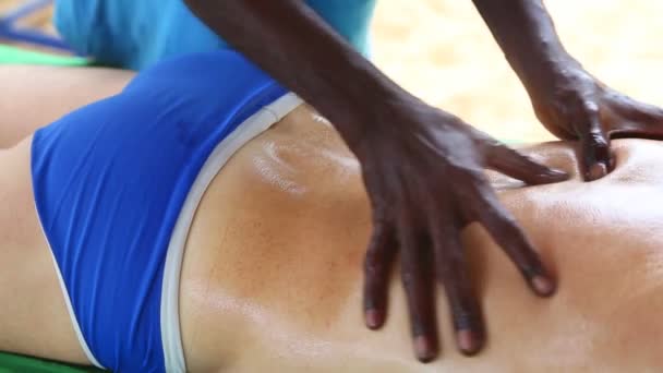 Sri Lankais homme donnant massage de l'huile du bas du dos à l'homme caucasien — Video