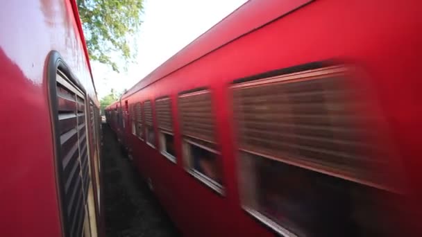 Blick vom Zug auf die Vororte Kolumbiens, während ein anderer Zug vorbeifährt — Stockvideo