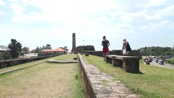 Toeristen lopen langs de muren van het Galle fort — Stockvideo