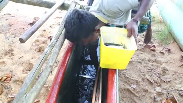 Pescador recogiendo pescado — Vídeos de Stock