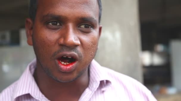Портрет человека с красным ртом — стоковое видео