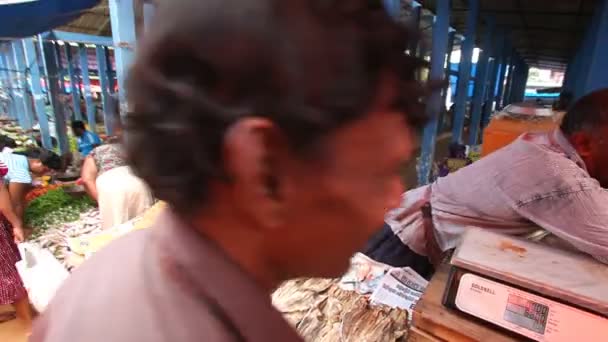 Чоловік продає сушена риба — стокове відео