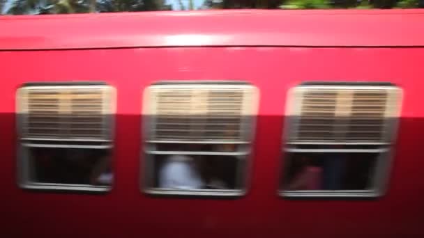 Zobrazení jiného vlaku a místní lidé se snaží dostat dovnitř, z pohybu vlaku. — Stock video