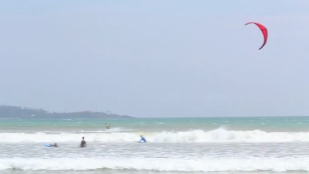 Kitesurfer saltando en las olas — Vídeo de stock