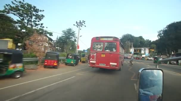 Красный автобус из движущейся машины — стоковое видео