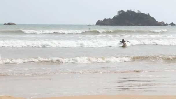 De weergave van een surfer in de Oceaan in Weligama — Stockvideo