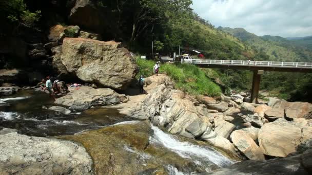 Gente disfrutando de las cataratas Ravana — Vídeos de Stock