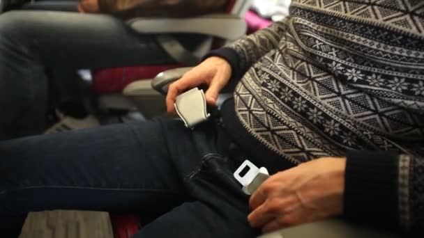 Homme attachant sa ceinture de sécurité — Video