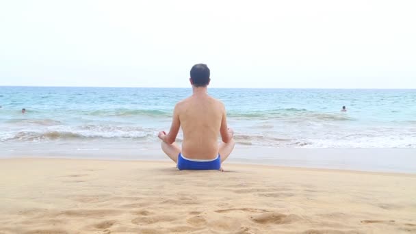 L'uomo medita vicino all'oceano — Video Stock