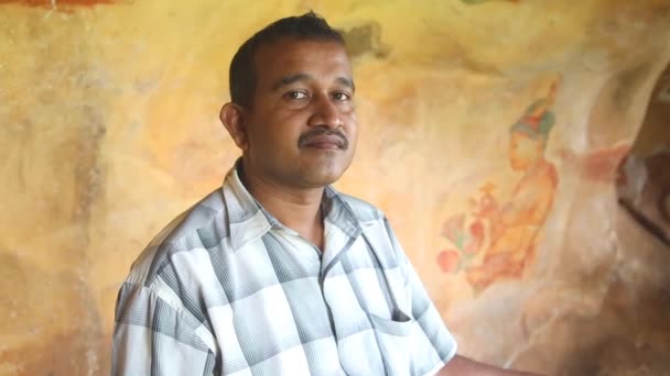 Uomo del posto che lavora a Sigiriya — Video Stock