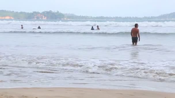 View of the ocean in Weligama with people enjoying the waves — Stock Video