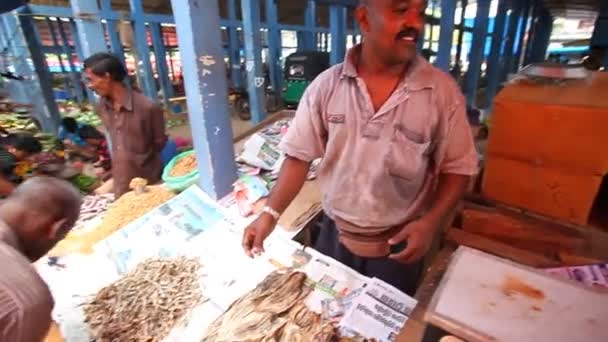 Man som säljer torkad fisk — Stockvideo