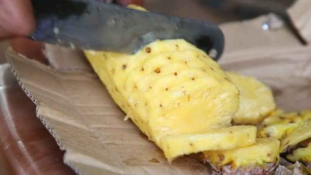 Man skär ananas — Stockvideo