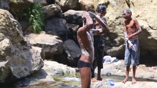 Мальчик мылся в водопаде Равана — стоковое видео