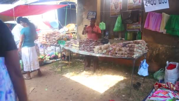 Locals selling and people passing by at Hikkaduwa market — Stock Video