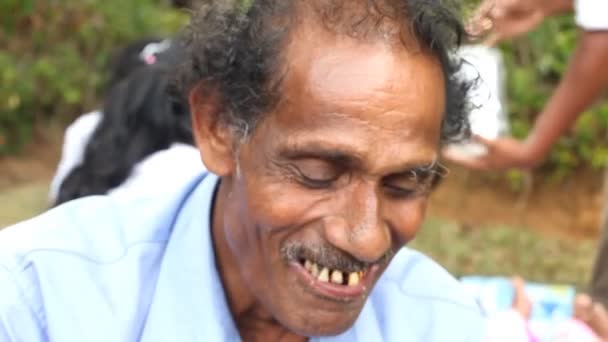 Old man eating betel nut — Stock Video