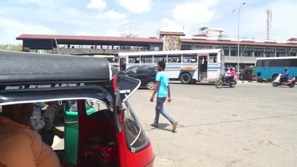 Traffic in front of Galle bus station — Stock Video