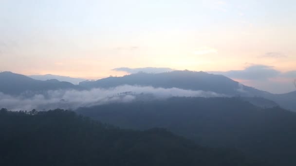 Nebbia alba sulla Picca del Piccolo Adamo — Video Stock