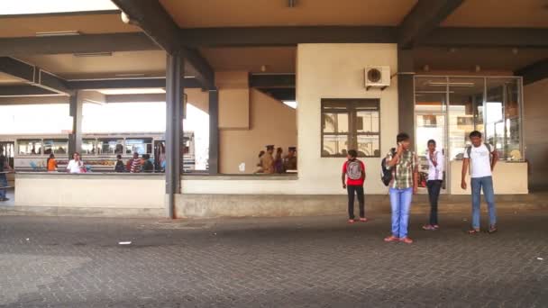People at the bus station in Galle — Stock Video