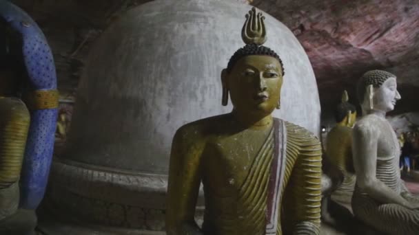 Sittande Buddhor i gyllene templet — Stockvideo