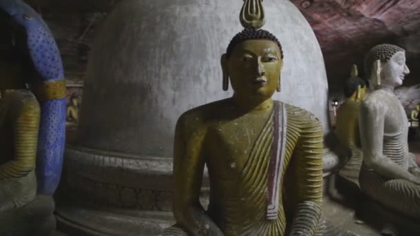 Sittande Buddhor i gyllene templet — Stockvideo