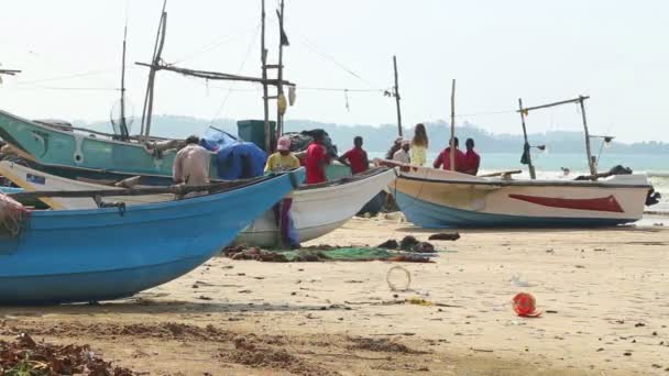 Pescadores clasificando redes en la playa después de una larga noche de trabajo . — Vídeos de Stock