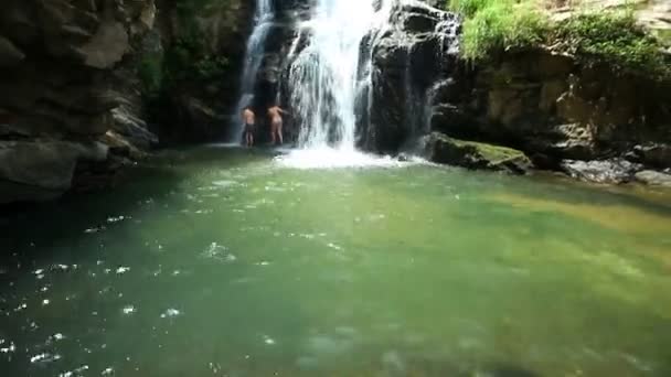 ラーヴァナの滝を楽しむ人々 — ストック動画