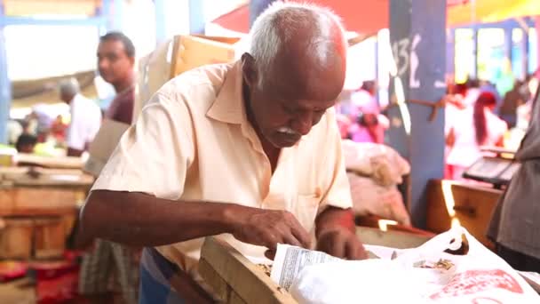 Місцевим чоловік в Хіккадува Недільний ринок — стокове відео