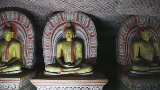 Três Budas sentados no Templo Dourado — Vídeo de Stock