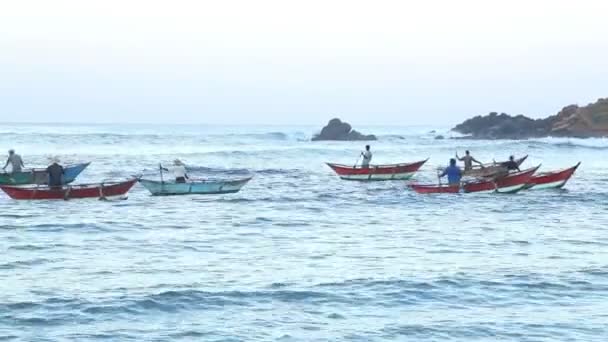 Pescadores em velhos barcos tradicionais no mar — Vídeo de Stock