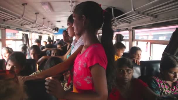 Vista interior de un autobús lleno de gente — Vídeo de stock