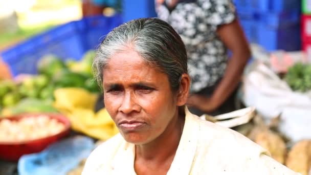 Local woman at Hikkaduwa Sunday market — Stock Video