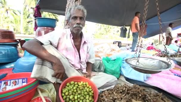 Hombre sentado y vendiendo nueces de betel — Vídeos de Stock