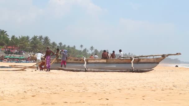 Vissers werken op Hikkaduwa strand — Stockvideo