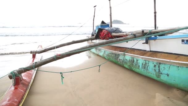 Båt på stranden i Weligama — Stockvideo