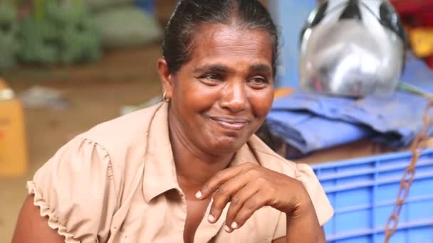 Middle aged woman at market — Stock Video