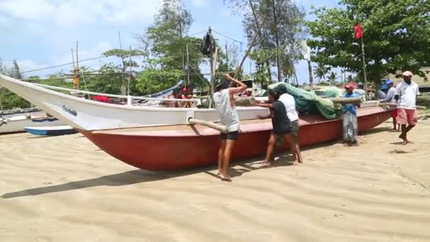 Pescadores empujando barco — Vídeos de Stock