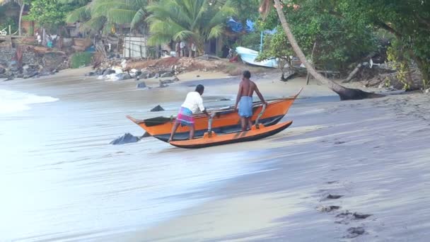 Okyanus bottan çekerek balıkçılar — Stok video