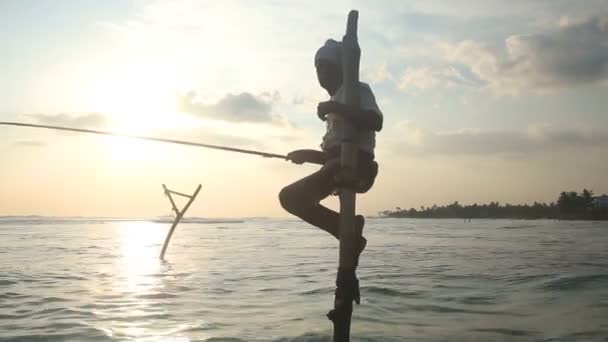 Pêcheur sur une canne à pêche — Video