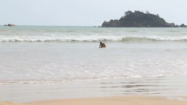 Beskåda av en surfare i havet i Weligama — Stockvideo