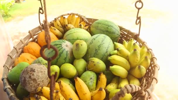 Fruit basket swinging in the wind in Weligama — Stock Video