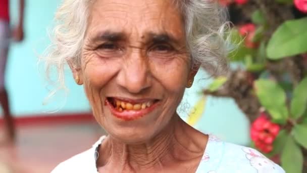 Porträtt av en äldre kvinna med tänder uppäten av Elin Roshagen — Stockvideo