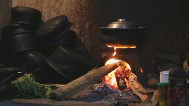 Quemando fuego calentando una olla — Vídeos de Stock