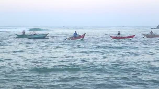 Местные рыбаки на воде — стоковое видео