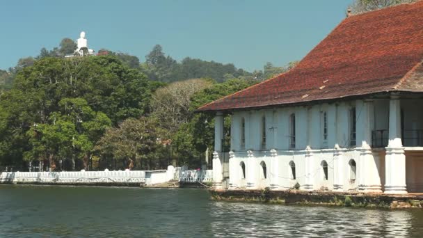 Vista de la casa en el lago Kandy con estatua de Buda — Vídeo de stock