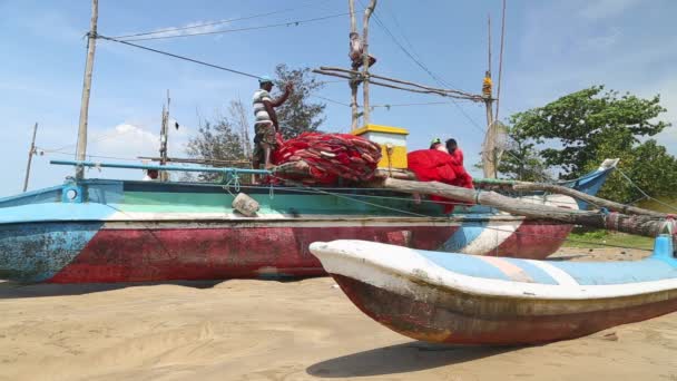 Reti da smistamento dei pescatori locali — Video Stock