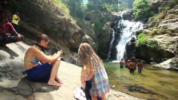 Gente disfrutando de las cataratas Ravana — Vídeos de Stock