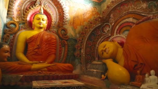 Buddhas in einem Tempel in Galle — Stockvideo