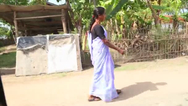 Femme locale marchant dans la rue — Video